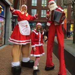 kerstmeisje en kerstman op stelten boeken